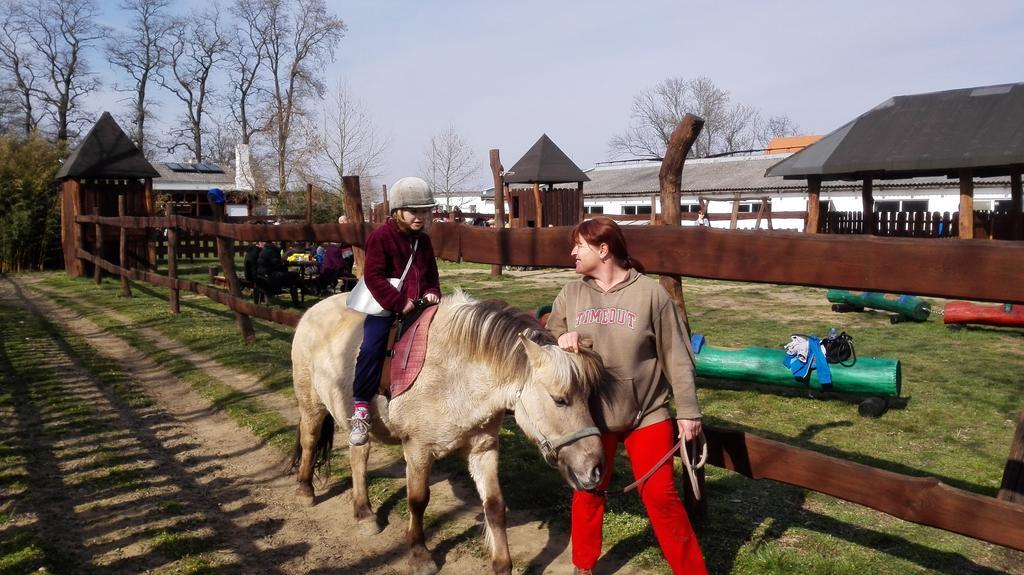 Zoopark Zelcin Villa Mělník Eksteriør bilde